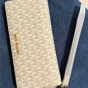 NWT Never Worn Michael Kors Large Jet Set Signature Logo Smartphone Wristlet.
